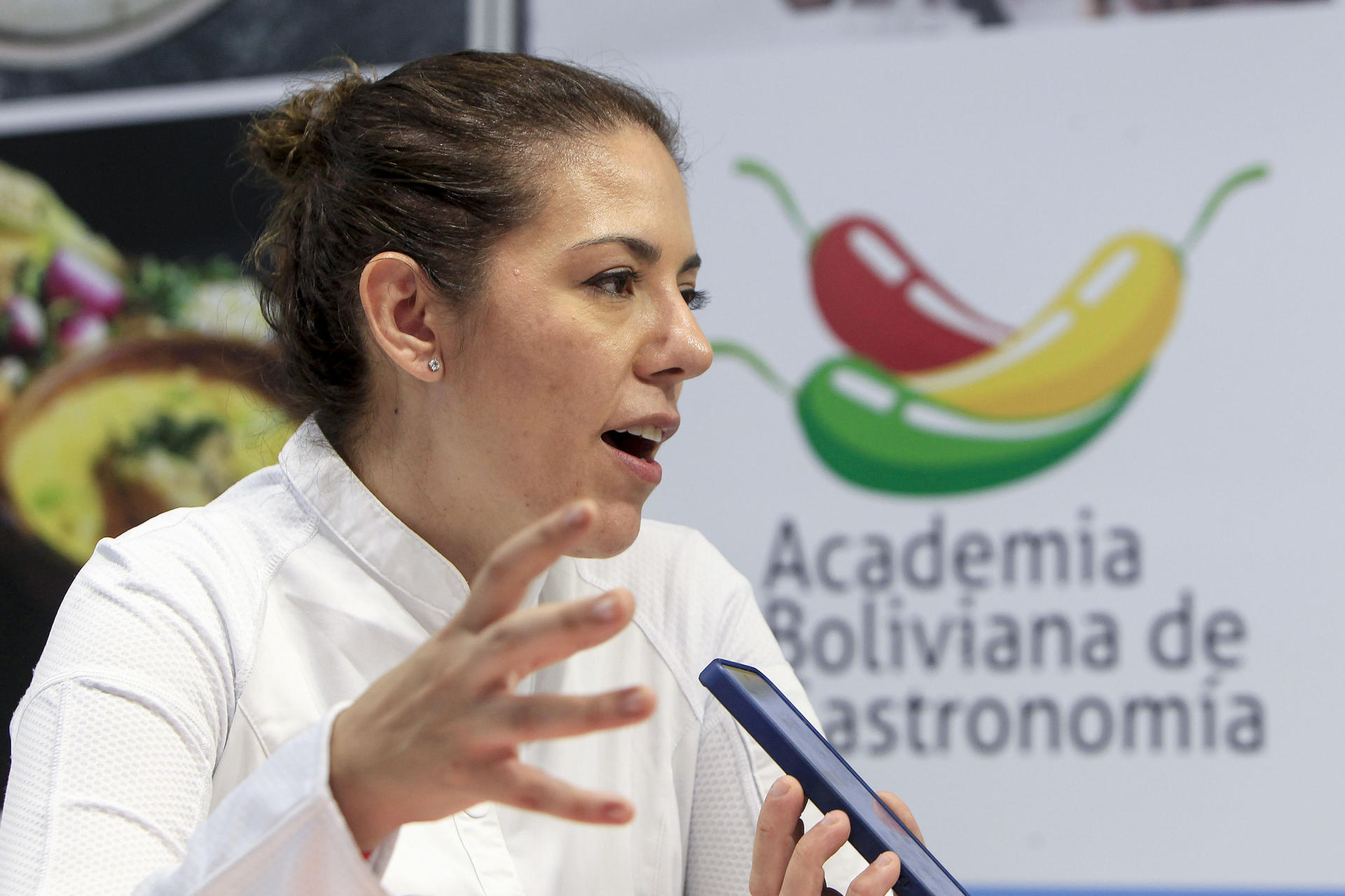 La chef boliviana Camila Lechin durante la entrevista concedida a EFE. Bolivia es el país invitado en la feria Alicante Gastronómica, que se desarrolla del 3 al 6 de octubre. EFE/Pep Morell
