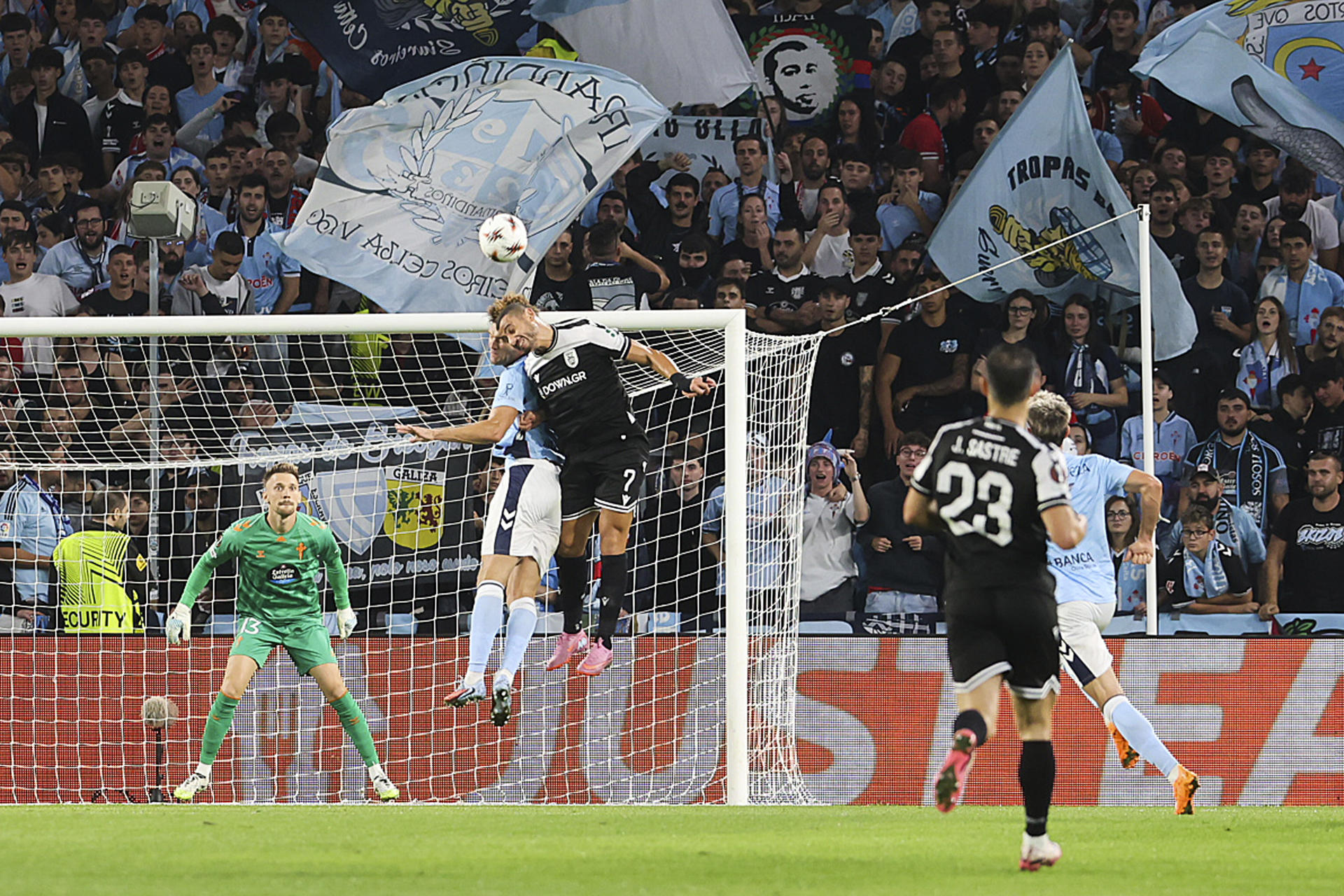 El defensa del Celta de Vigo Marcos Alons (2i) salta por el balón con Georgios Giakoumakis (3i), del PAOK de Salónica, durante el partido de Liga Europa que Celta de Vigo y PAOK de Salónica disputan este jueves en el estadio de Balaídos, en Vigo. EFE/ Salvador Sas
