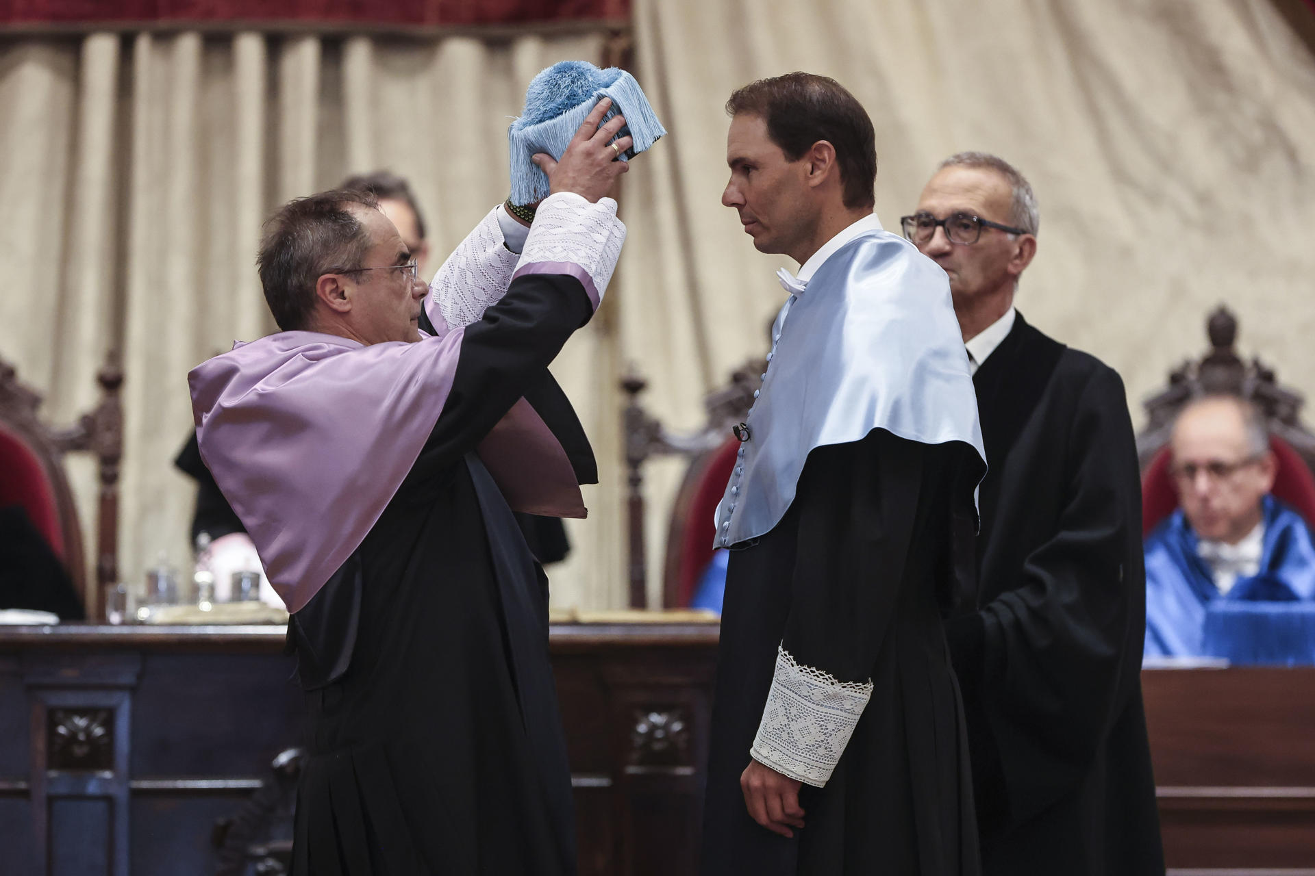 El tenista Rafa Nadal es investido como doctor honoris causa por la Universidad de Salamanca, que ha justificado esta distinción por considerarlo un ejemplo de valores como la disciplina, el trabajo en equipo, la humildad, la sencillez, la perseverancia y el espíritu de superación, entre otros. EFE/ JMGARCIA
