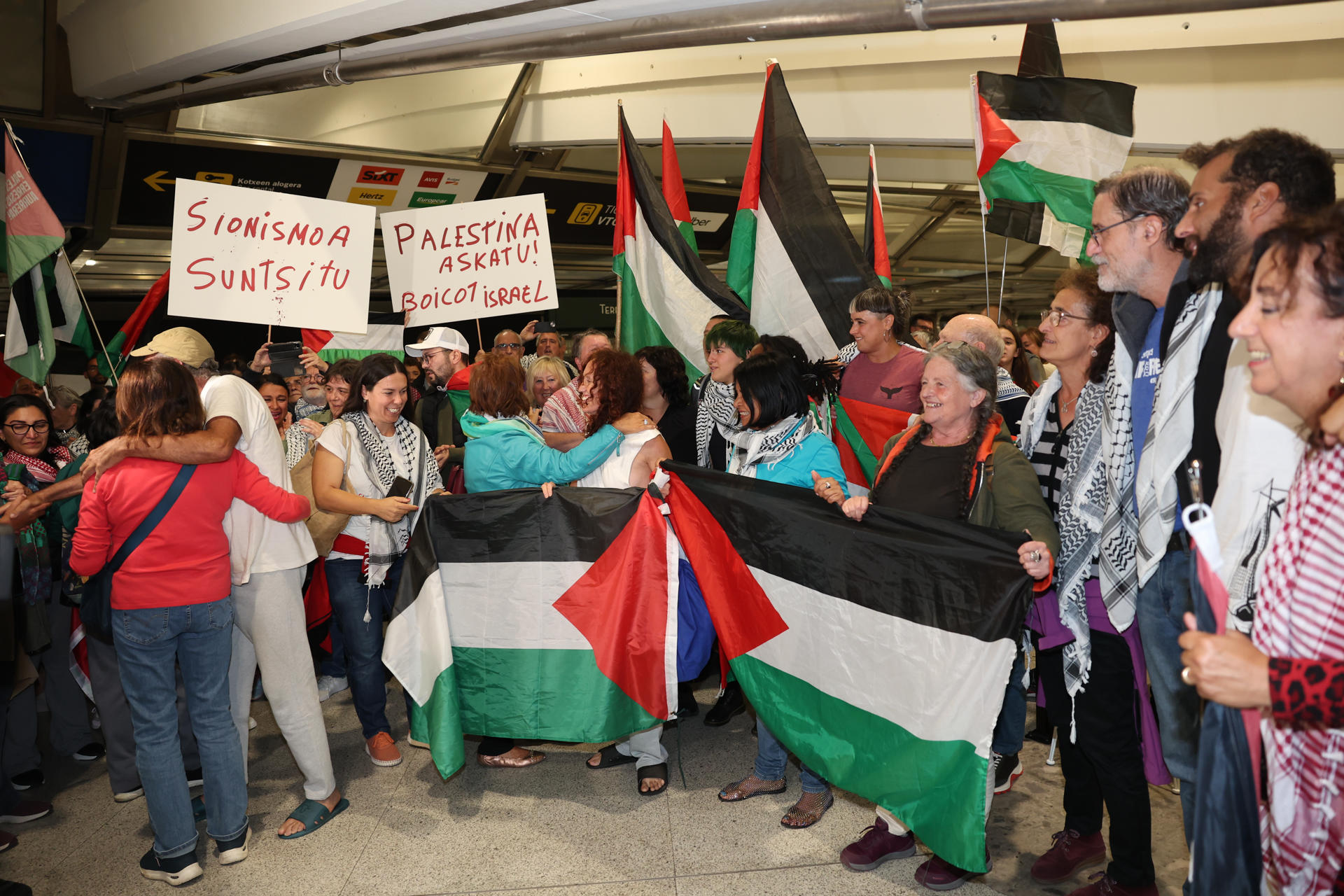 Llegada este lunes al aeropuerto de Bilbao de los cuatro activistas españoles que integraban la flotilla Global Sumud, en un vuelo procedente de Atenas. EFE/Luis Tejido