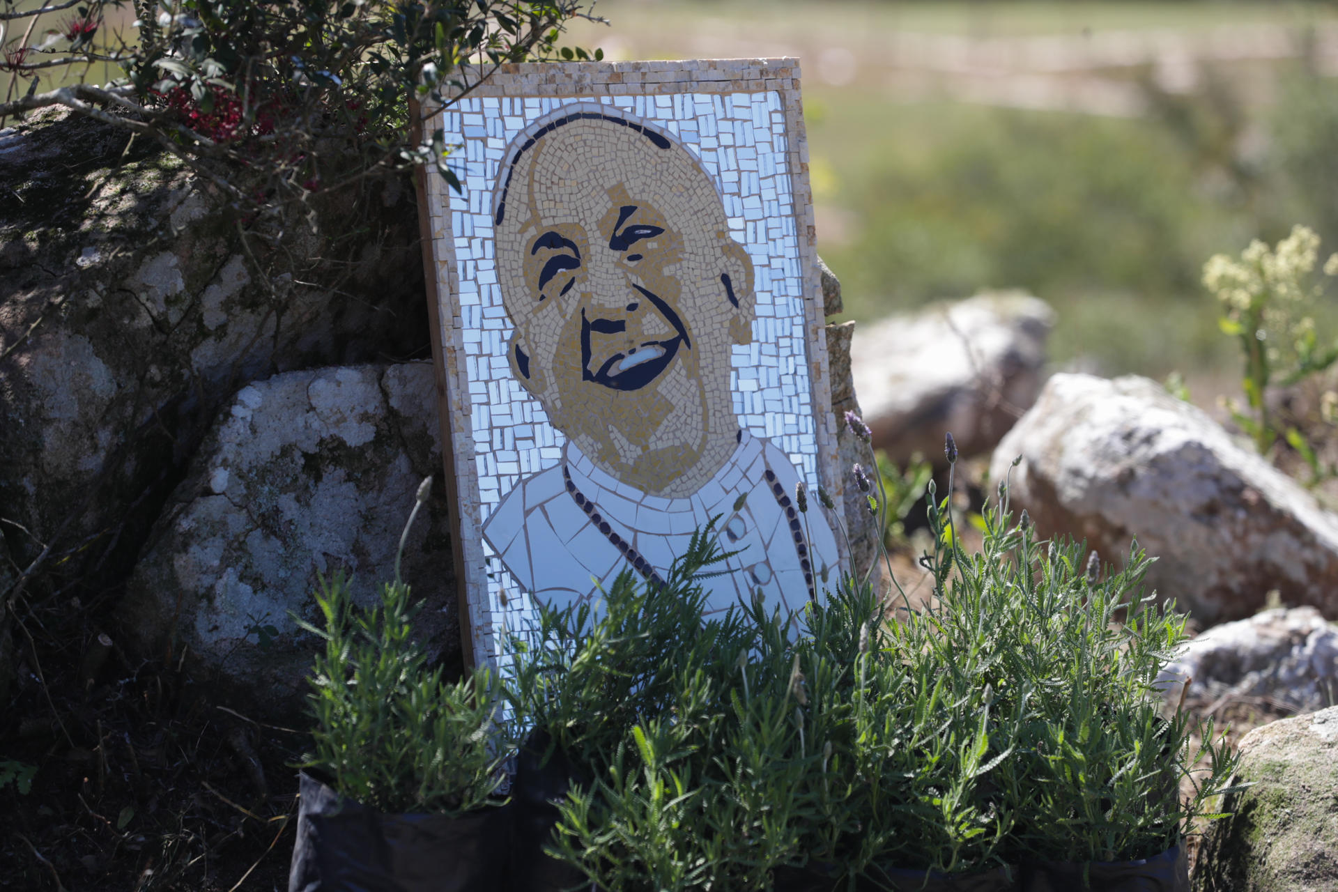 Detalle de un mosaico en homenaje al Papa Francisco dentro del símbolo interreligioso de la emprendedora uruguaya Noelia Franco, este jueves, 9 de octubre, en Villa Serrana (Uruguay). EFE/Alejandro Prieto