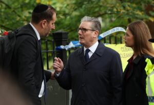 El primer ministro británico Sir Keir Starmer (C) y su esposa Victoria (R) se reúnen con miembros de la comunidad judía en el lugar de un ataque terrorista mortal en Manchester, Reino Unido, 03 de octubre de 2025. Dos personas murieron después de un ataque con coche y cuchillo en una sinagoga en Manchester el 02 de octubre, y el atacante, identificado como el ciudadano británico de 35 años Jihad Al-Shamie, fue abatido a tiros por la policía. (Reino Unido) EFE/EPA/ADAM VAUGHAN