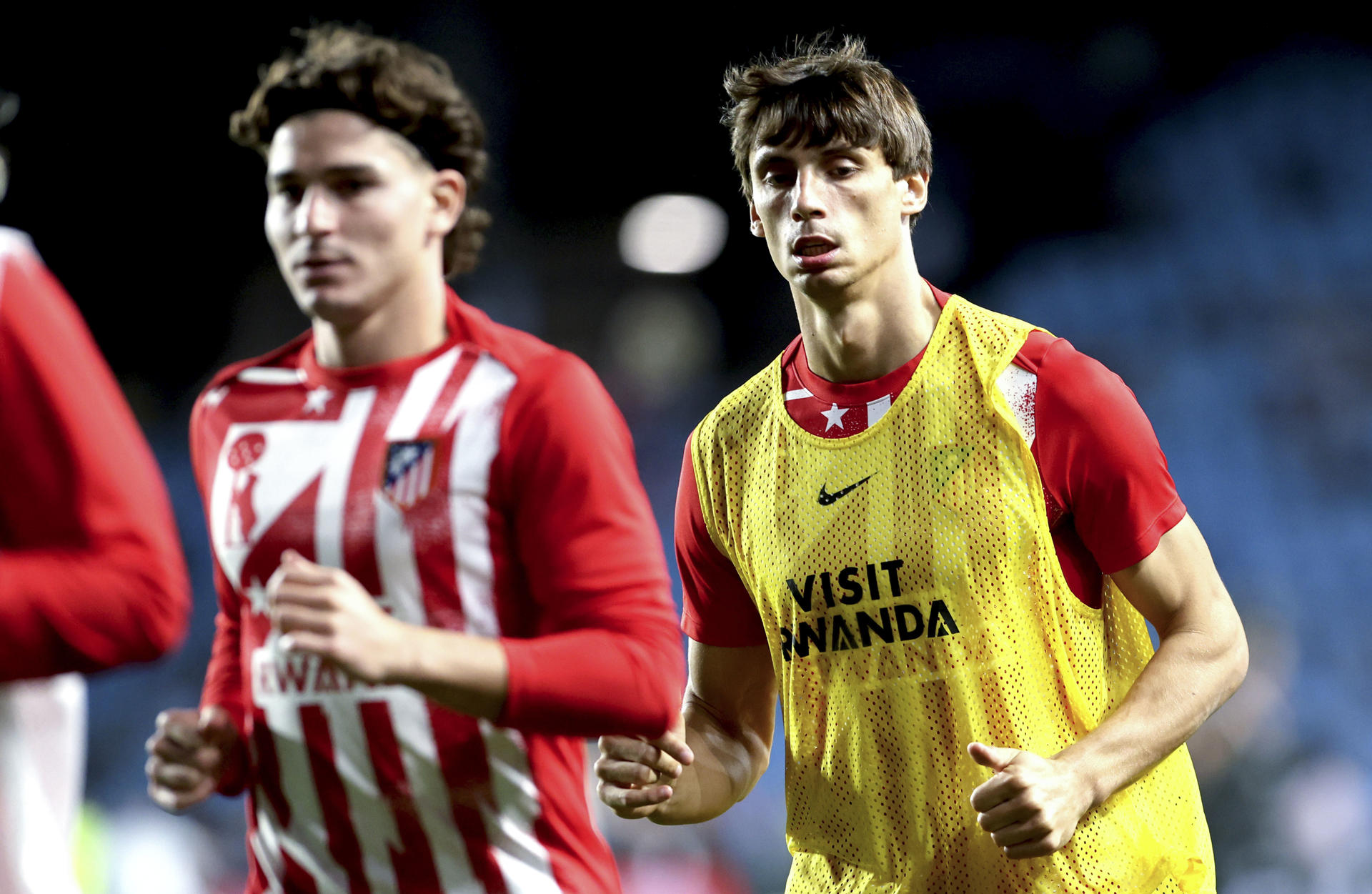Los jugadores del Atlético de Madrid calientan antes del partido de la jornada 8 de LaLiga EA Sports entre el Celta de Vigo y el Atlético de Madrid, este domingo en el estadio Balaídos de Vigo.- EFE / Salvador Sas

