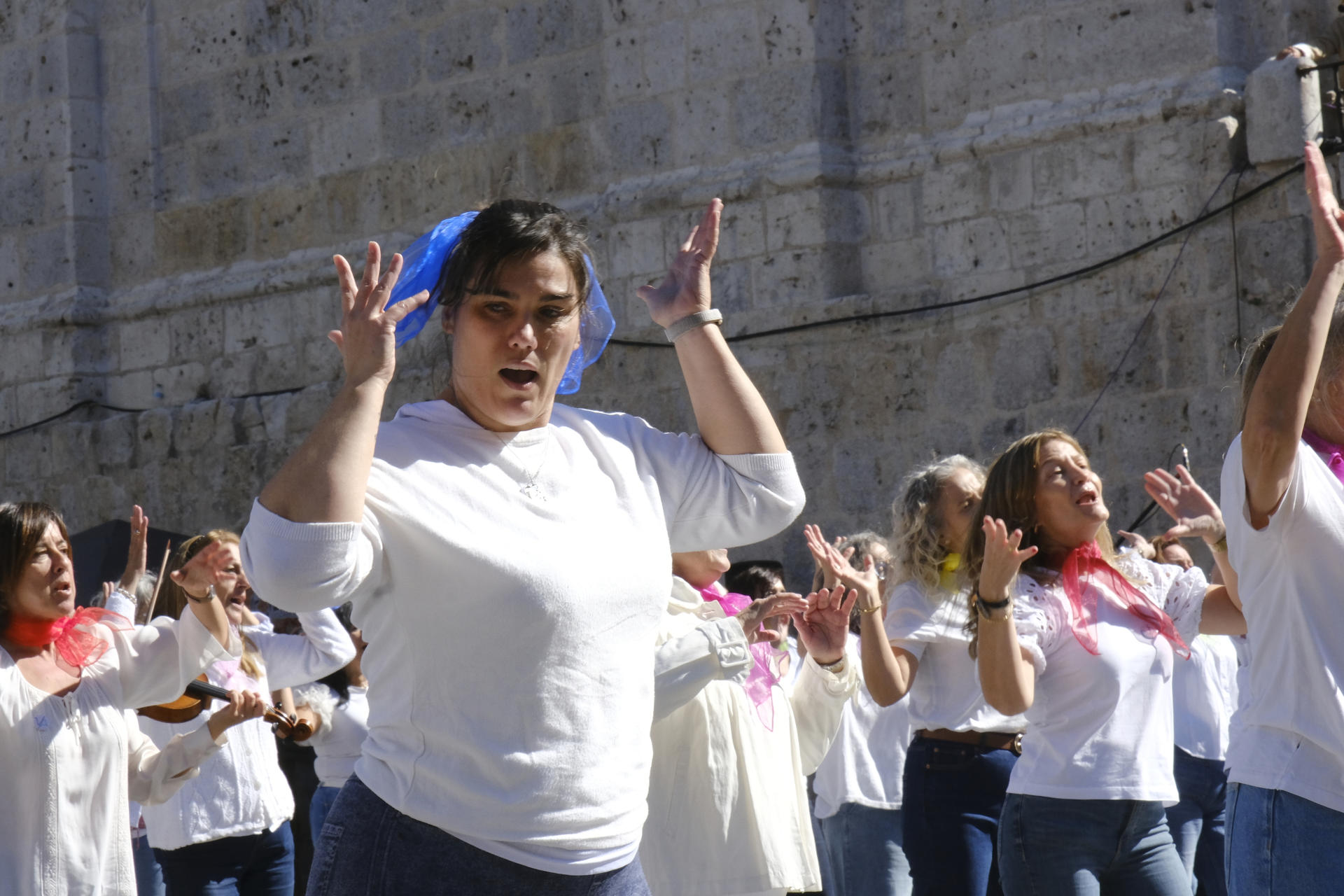 Cerca de 200 personas participan en un 'flashmob' en el entorno de la Catedral de Valladolid para recordar a la actriz y cantante vallisoletana, Concha Velasco, con motivo del 60 aniversario del lanzamiento de 'La chica yeyé'. EFE/Fernando Sanz
