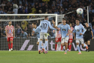 El delantero del Celta Iago Aspas (c) celebra con sus compañeros tras marcar ante el Atlético, durante el partido de la octava jornada de LaLiga EA Sports que Celta de Vigo y Atlético de Madrid disputaron en el estadio de Balaídos. EFE/Salvador Sas