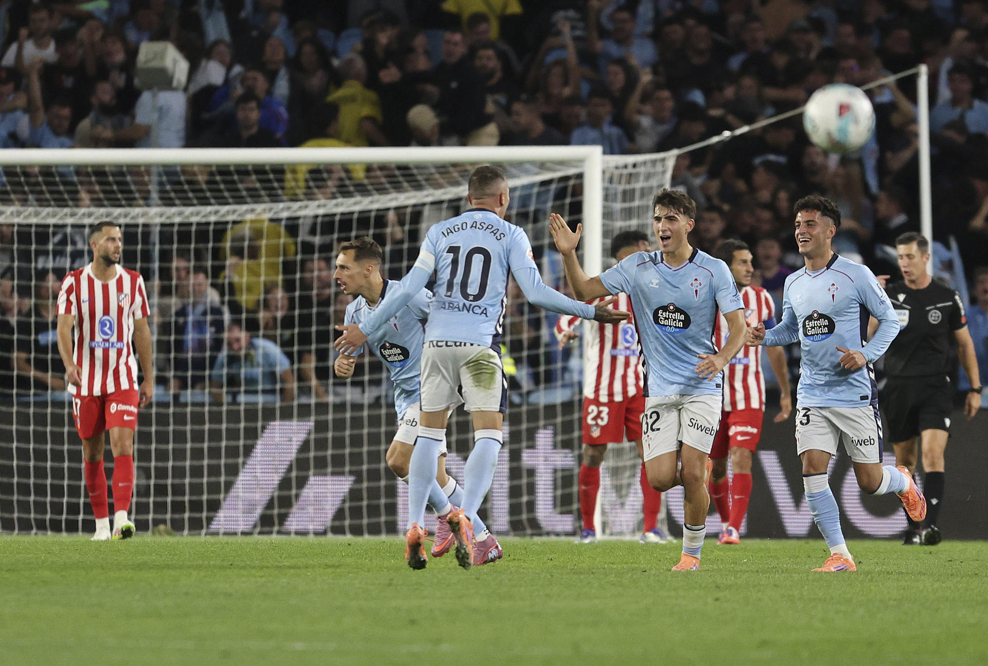 El delantero del Celta Iago Aspas (c) celebra con sus compañeros tras marcar ante el Atlético, durante el partido de la octava jornada de LaLiga EA Sports que Celta de Vigo y Atlético de Madrid disputaron en el estadio de Balaídos. EFE/Salvador Sas