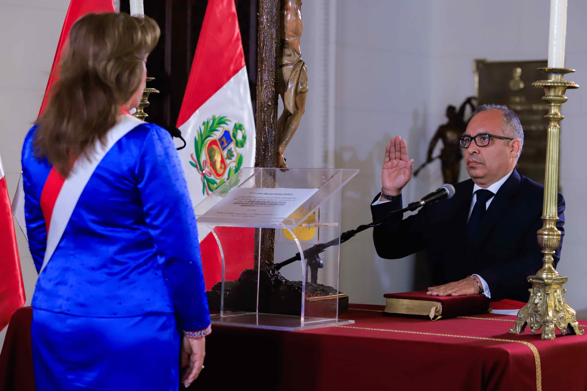 Fotografía cedida este jueves, 2 de octubre, por la Presidencia de Perú en la que aparece la mandataria Dina Boluarte (i), al tomar juramento a su nuevo ministro de Justicia, el abogado Juan Manuel Cavero Solano, ene Lima (Perú). EFE/Presidencia de Perú