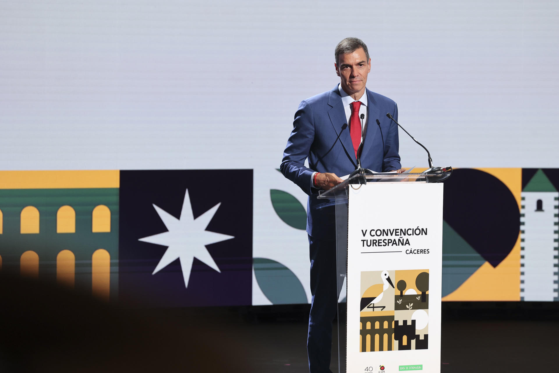 CÁCERES, 08/10/2025.- El presidente del Gobierno, Pedro Sánchez, interviene este miércoles durante la jornada inaugural de la V Convención Turespaña, que se celebra en Cáceres, en la que se dan cita empresarios del sector, agentes de TurEspaña y representantes de las distintas administraciones públicas del Estado. EFE/Jero Morales
