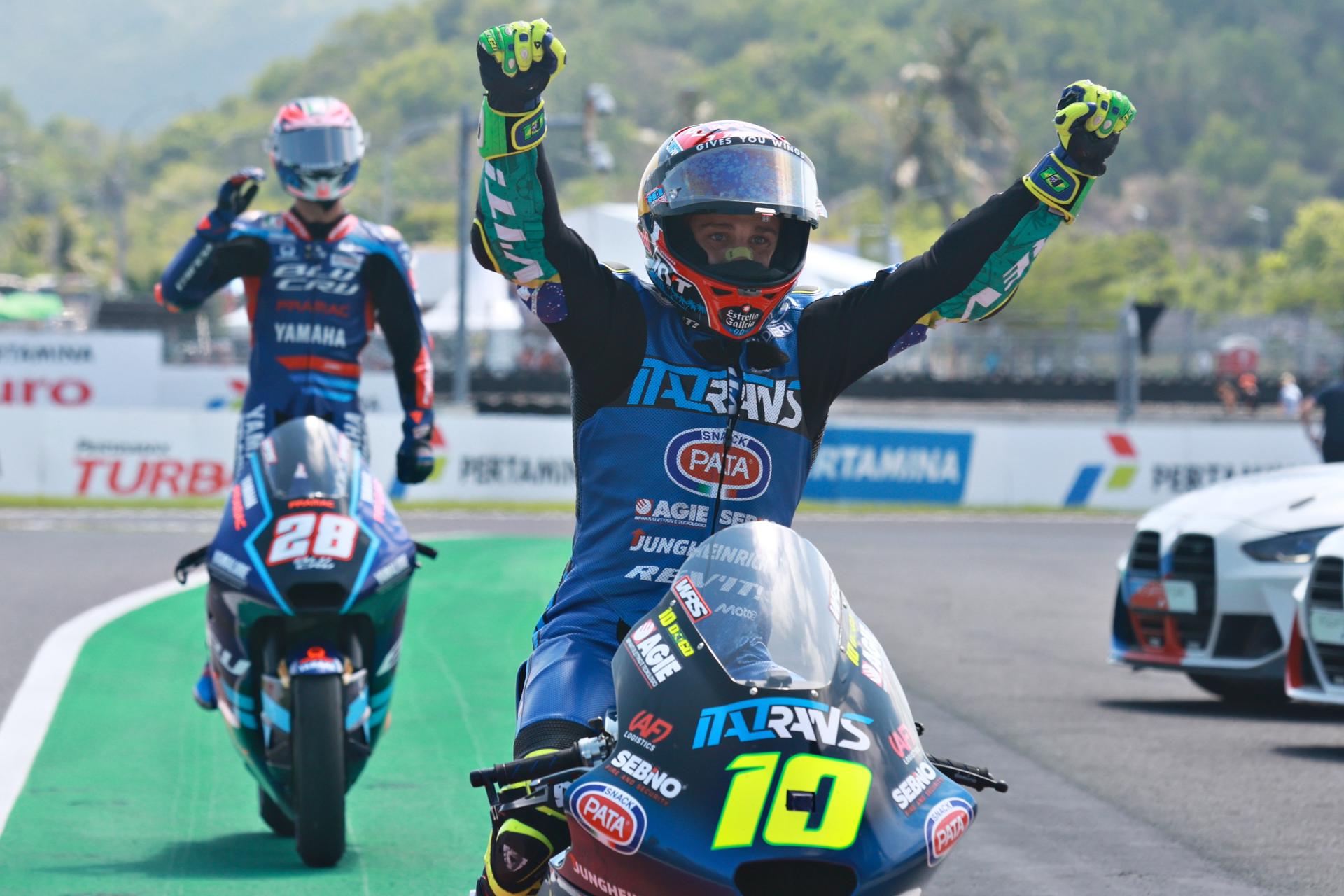 El piloto brasileño del equipo Italtrans Racing Team Diogo Moreira (d), ganador, y el piloto español del equipo Pramac Yamaha Moto2 Izan Guevara (i), tercer puesto, celebran después de la carrera en el Gran Premio de Motociclismo de Indonesia en el Circuito de Mandalika, Indonesia. EFE/EPA/ADI WEDA
