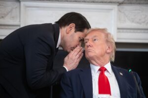 Fotografía del secretario de Estado de Estados Unidos, Marco Rubio, junto al presidente, Donald Trump, este miércoles. EFE/Ffrancis Chung