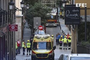 Inmediaciones del lugar en el que el derrumbe parcial de un edificio en pleno centro de Madrid, en una calle situada cerca de la plaza de Ópera, ha dejado por el momento tres trabajadores heridos -uno de ellos grave- y cuatro desaparecidos, a los que los servicios de emergencia siguen buscando. EFE/ Fernnado Villar