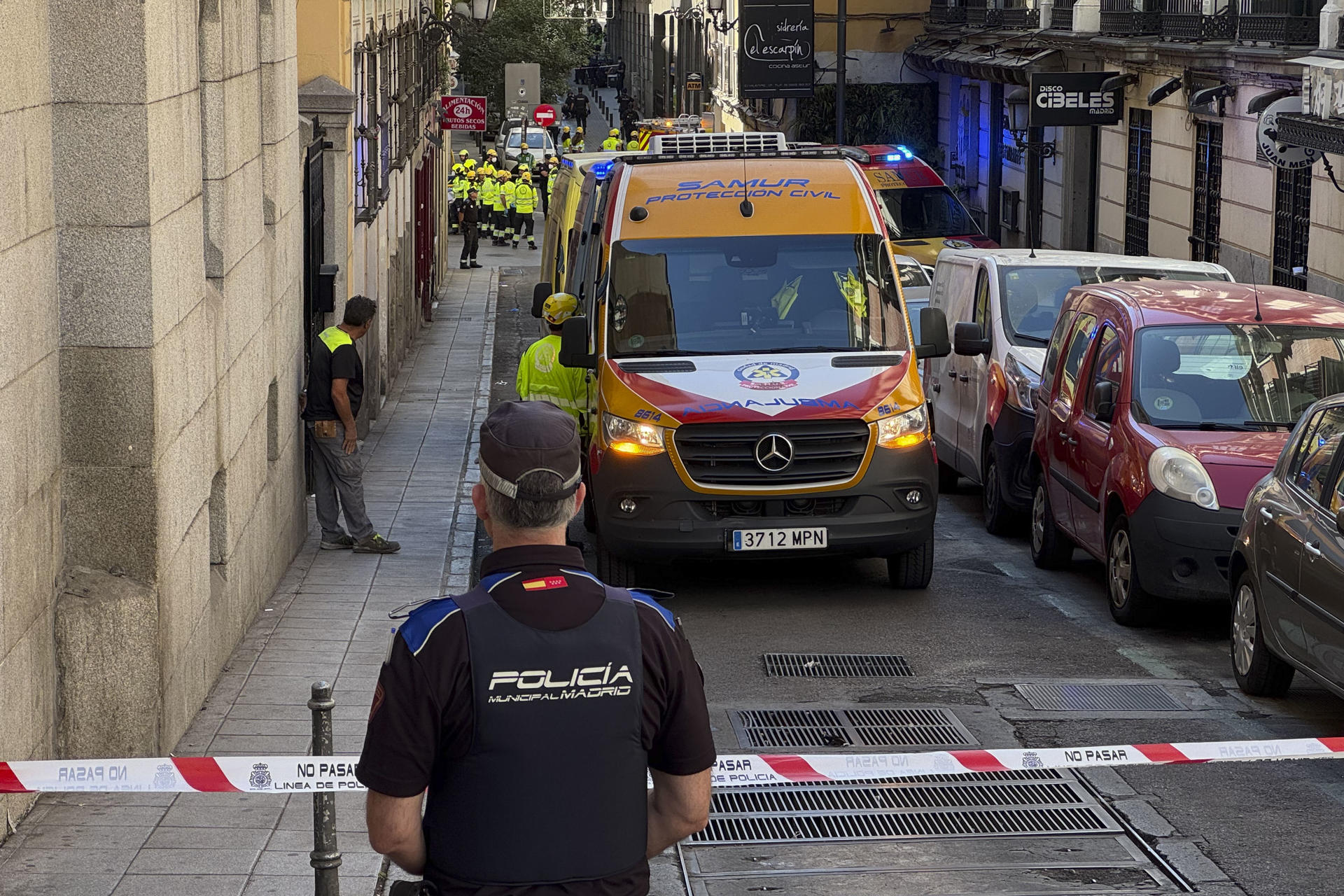Inmediaciones del lugar en el que el derrumbe parcial de un edificio en pleno centro de Madrid, en una calle situada cerca de la plaza de Ópera. EFE/ Nahia Peciña