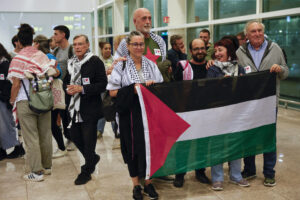 Un grupo de personas espera en el Aeropuerto de Barcelona la llegada de los activistas repatriados, la exalcaldesa Ada Colau, y el concejal de ERC en el Ayuntamiento de Barcelona Jordi Coronas, que llegaron entre los 21 activistas españoles que formaban parte de la Flotilla Global Sumud retenidos por Israel, procedentes de Tel Aviv, este domingo al aeropuerto Adolfo Suárez Madrid Barajas. EFE/ Toni Albir