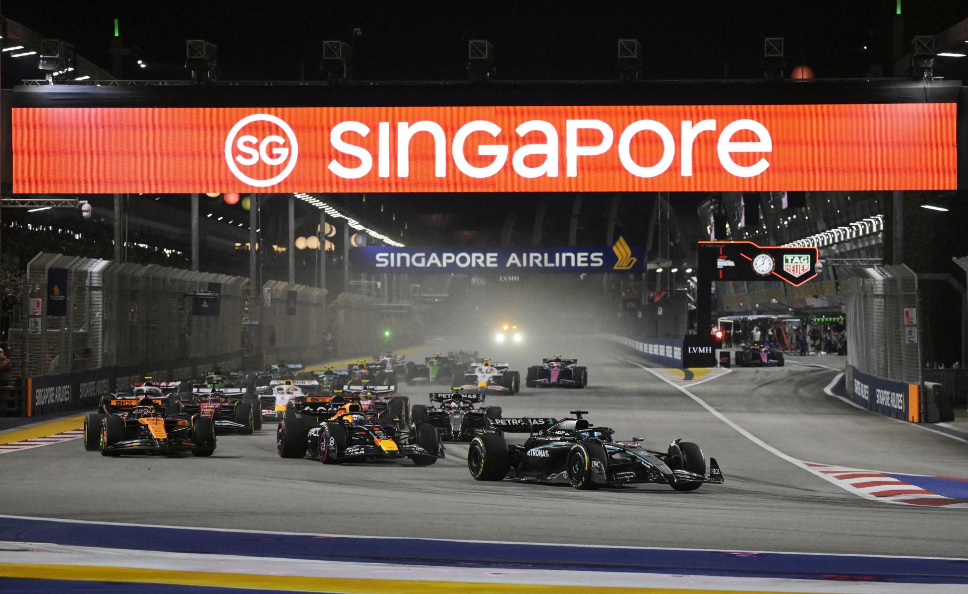 El inglés George Russell (Mercedes) en el Gran Premio de Singapur, el decimoctavo del Mundial de Fórmula Uno. EFE/EPA/TOM WHITE

