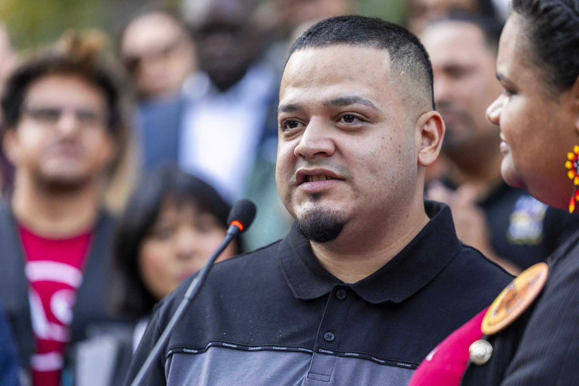 El salvadoreño Kilmar Abrego Garcia hace declaraciones durante una concentración, en una fotografía de archivo.EFE/SHAWN THEW