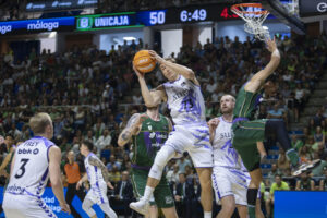 El jugador del Surne Bilbao Basket Stefan Lazarevic, durante el partido de la jornada 1 de la Liga Endesa entre Unicaja y Surne Bilbao Basket, este sábado en el Palacio de los Deportes de Málaga.-EFE/ Álvaro Cabrera