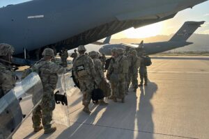 Fotografía tomada de la cuenta oficial @GregAbbott_TX en la red social X del gobernador de Texas Greg Abbott donde aparecen integrantes de la Guardia Nacional de Texas embarcando en un avión rumbo a Chicago. Cerca de la mitad de los 200 soldados de la Guardia Nacional de Texas enviados al estado de Illinois para proteger a agentes federales llegaron este martes al área de Chicago, según informaron CNN y The New York Times, citando este último fuentes militares "familiarizadas con el despliegue".EFE/ @GregAbbott_TX