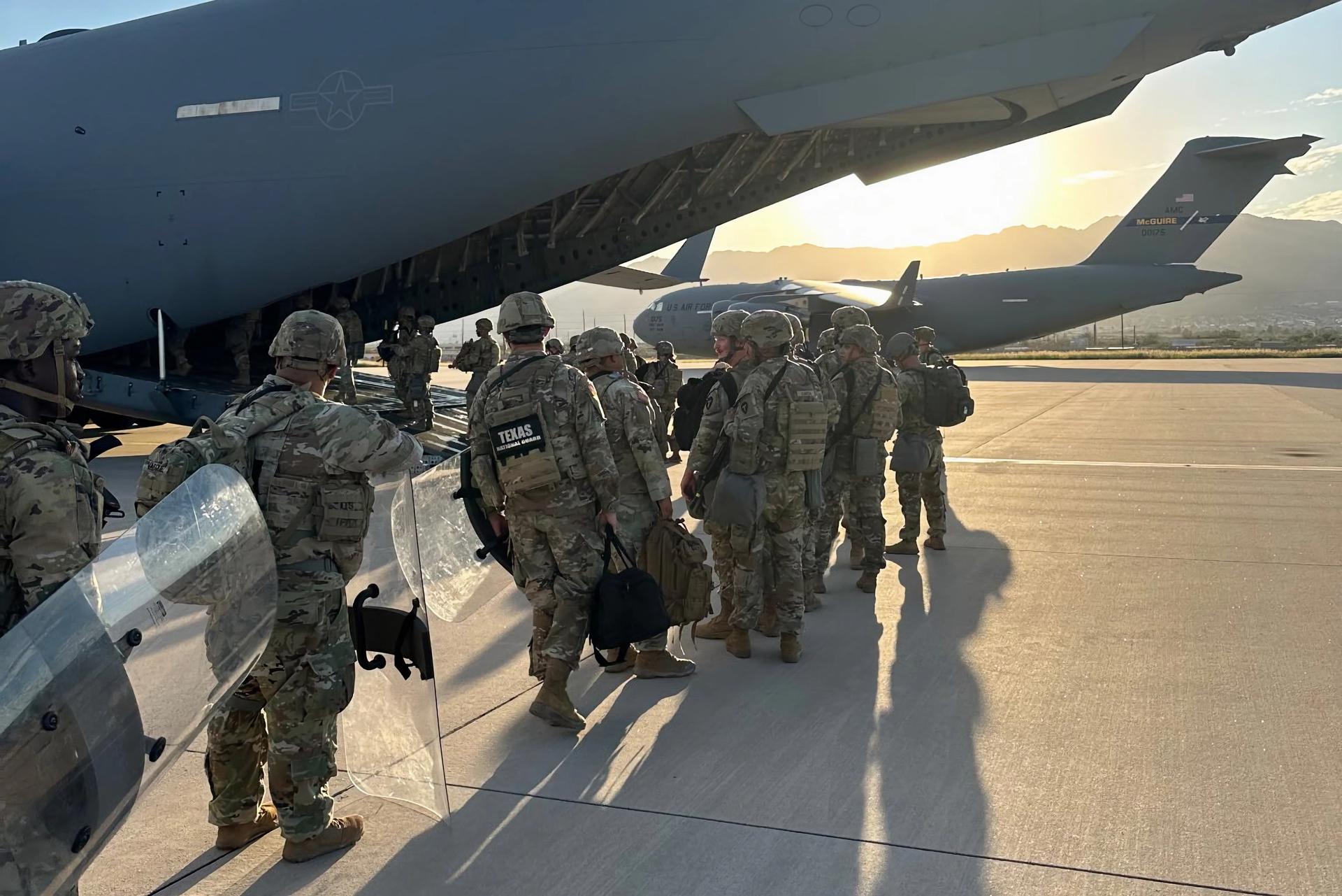 Fotografía tomada de la cuenta oficial @GregAbbott_TX en la red social X del gobernador de Texas Greg Abbott donde aparecen integrantes de la Guardia Nacional de Texas embarcando en un avión rumbo a Chicago. Cerca de la mitad de los 200 soldados de la Guardia Nacional de Texas enviados al estado de Illinois para proteger a agentes federales llegaron este martes al área de Chicago, según informaron CNN y The New York Times, citando este último fuentes militares "familiarizadas con el despliegue".EFE/ @GregAbbott_TX