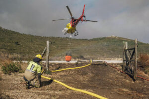 En la imagen de archivo de medios aéreos forestales durante las labores de extinción del incendio forestal en el Pico del Lobo, en Guadalajara. EFE / Nacho Izquierdo.