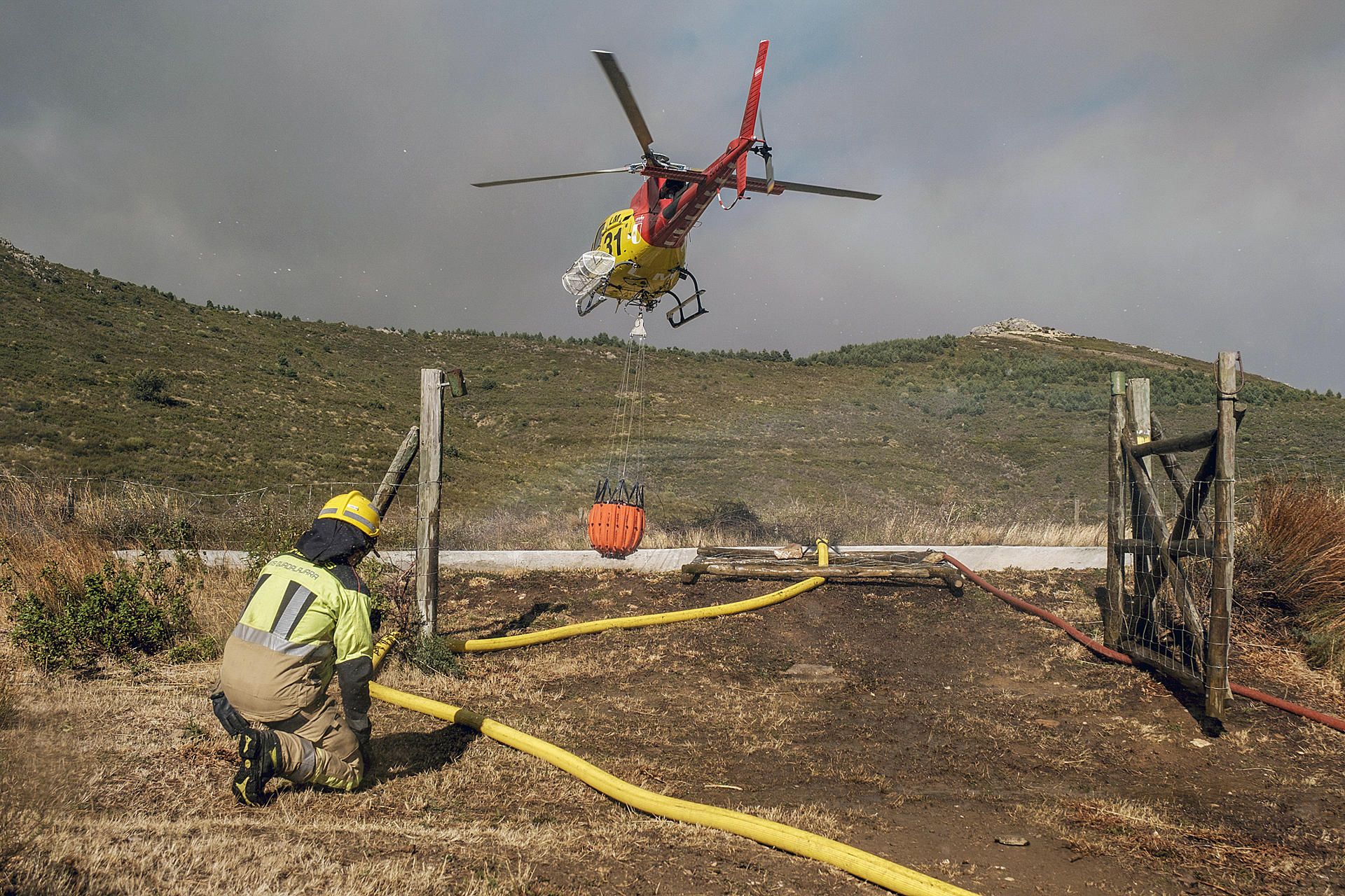 En la imagen de archivo de medios aéreos forestales durante las labores de extinción del incendio forestal en el Pico del Lobo, en Guadalajara. EFE / Nacho Izquierdo.