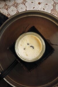 Siguiendo un método tradicional búlgaro de elaboración de yogur, los investigadores añadieron cuatro hormigas de bosque vivas a un tarro de leche caliente. Crédito: David Zilber