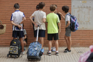Varios niños aguardan ante el Colegio Público Rosa Serrano en Paiporta, Valencia, en una imagen de archivo. EFE/Manuel Bruque