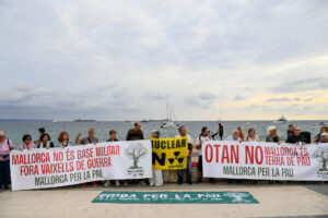 PALMA DE MALLORCA, 03/10/2025.- Concentración de rechazo por el fondeo del portaviones nuclear estadounidense USS Gerald R. Ford este viernes en Palma de Mallorca. EFE/Miquel Borrás