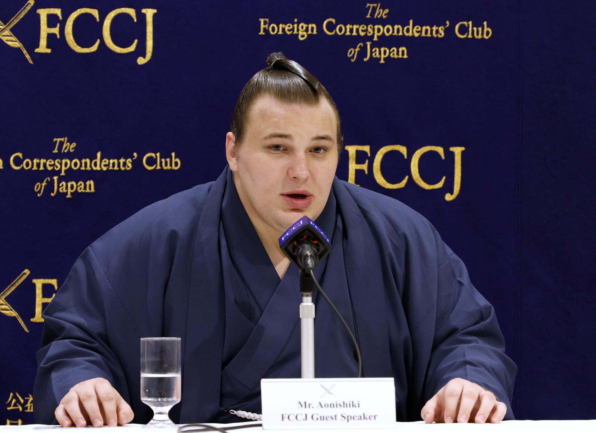 El luchador de sumo ucraniano Aonishi, durante la conferencia de prensa que dio en el Club de Corresponsales Extranjeros de Japón en Tokio, EFE/EPA/FRANCK ROBICHON