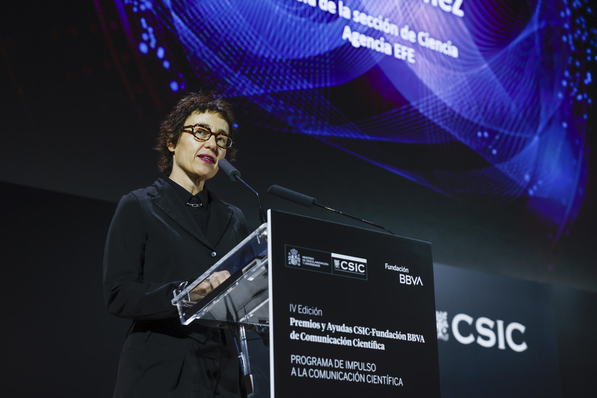 La periodista Noemí Gómez, responsable de la sección de Ciencia de la Agencia EFE, pronuncia un discurso antes de recibir el Premio CSIC-Fundación BBVA de Comunicación Científica, este lunes en Madrid. EFE/Juanjo Martín
