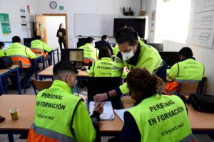 Varios estudiantes en un aula de la F.P. EFE/Carlos Barba