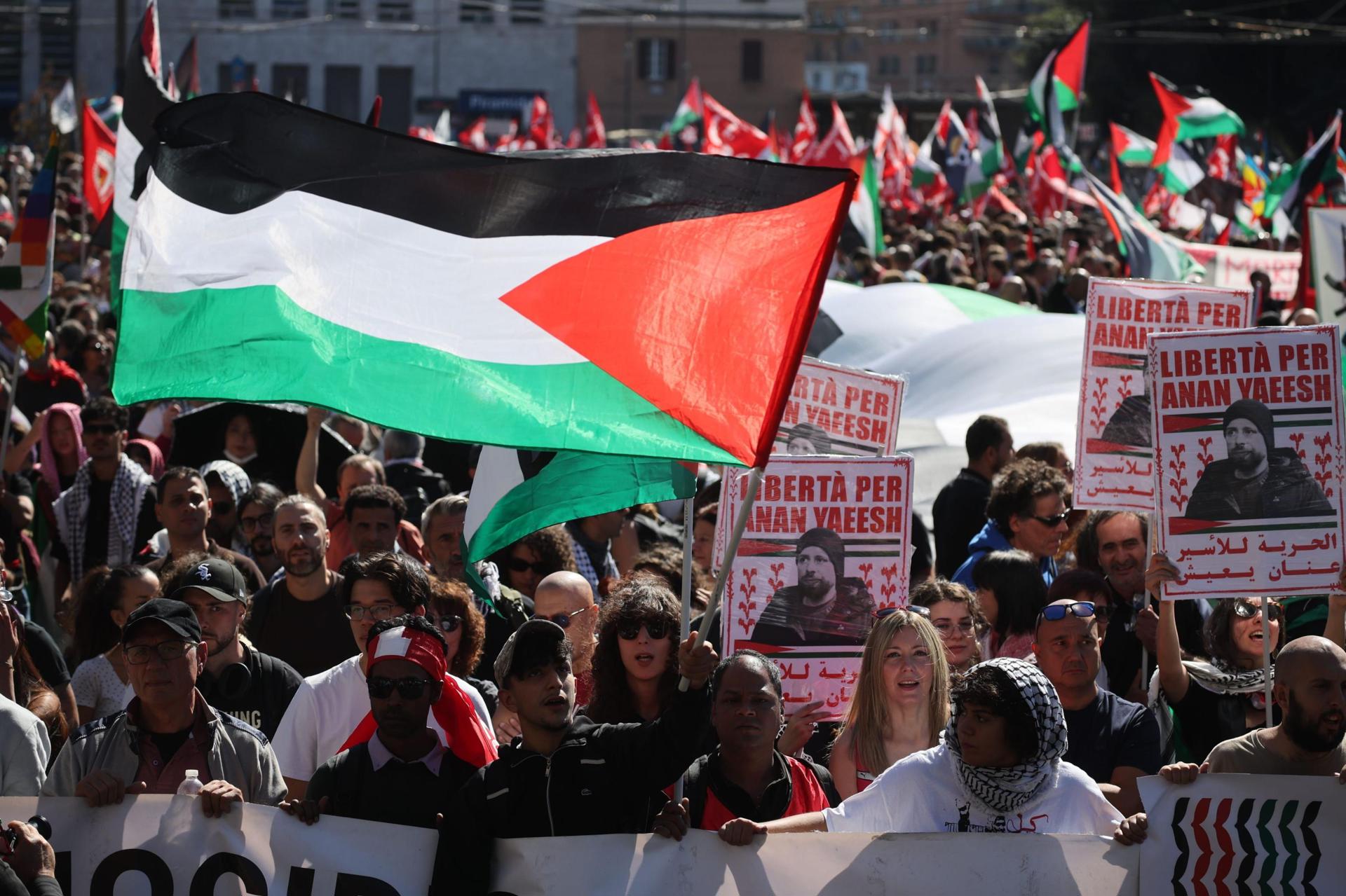 Roma, 4 oct (EFE).- Decenas de miles de personas se manifestaron este sábado en Roma al grito de "Palestina libre" y en apoyo a la Global Sumud Flotilla, en otra jornada de protestas seguida con la mayor atención por las autoridades, que temen infiltrados violentos.(Protestas, Italia, Roma) EFE/EPA/EMANUELE VALERI
