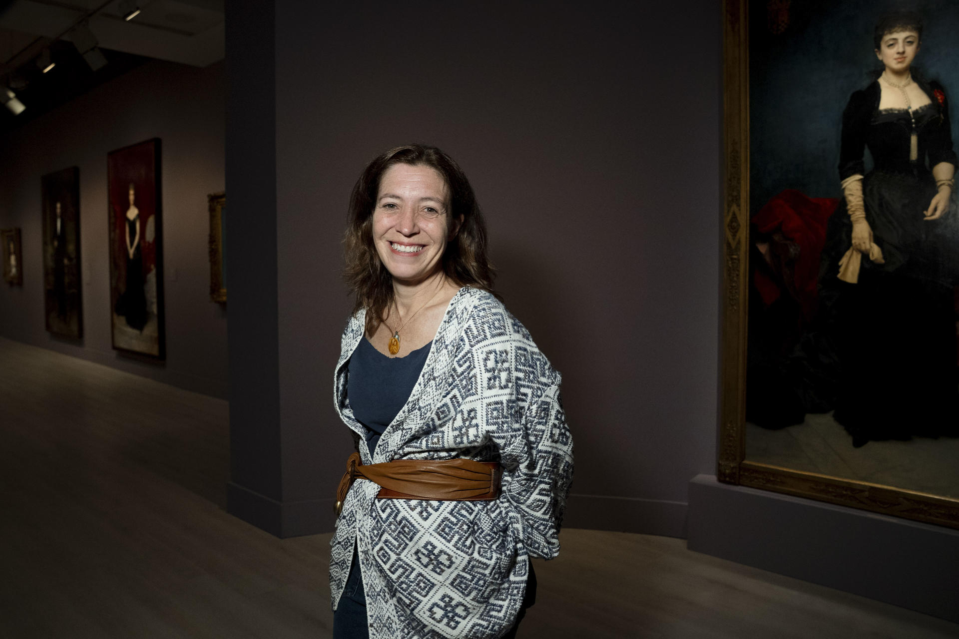 Amaya Alzaga, comisaria de la exposición de Raimundo de Madrazo, que puede verse hasta mediados de enero en la Fundación Mapfre, en un recorrido con EFE por la muestra, relata las pesquisas y aventuras que la han llevado a localizar algunos de los cuadros más importantes. Provocativos anuncios ('Se busca'), visitas a casas y palacios han servido a la comisaria y profesora de Historia del Arte de la UNED Amaya Alzaga para aflorar cuadros de Raimundo de Madrazo cuyo paradero se desconocía, y con los que ha completado la investigación para su primera gran retrospectiva. EFE/Daniel González
