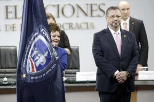 El presidente de Costa Rica, Rodrigo Chaves (d), posa junto a la presidenta del Tribunal Supremo de Elecciones (TSE), Eugenia Zamora Chavarría (i), este miércoles en San José (Costa Rica). La campaña electoral rumbo a los comicios generales del 1 de febrero de 2026 en Costa Rica. EFE/ Jeffrey Arguedas