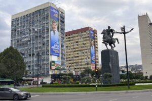 Georgia celebra este sábado unos comicios municipales boicoteados por la oposición, que ha llamado a sus partidarios a salir a las calles para intentar desbancar del poder a Sueño Georgiano, la formación que gobierna el país desde 2012. En la imagen, una plaza de Tiflis este viernes, con dos pancartas electorales en los edificios. EFE/ Misha Vignanski.