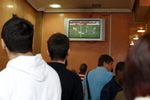 Imagen de archivo de varias personas siguiendo desde un bar del centro de Madrid un partido de fútbol. EFE/Manuel H. de León