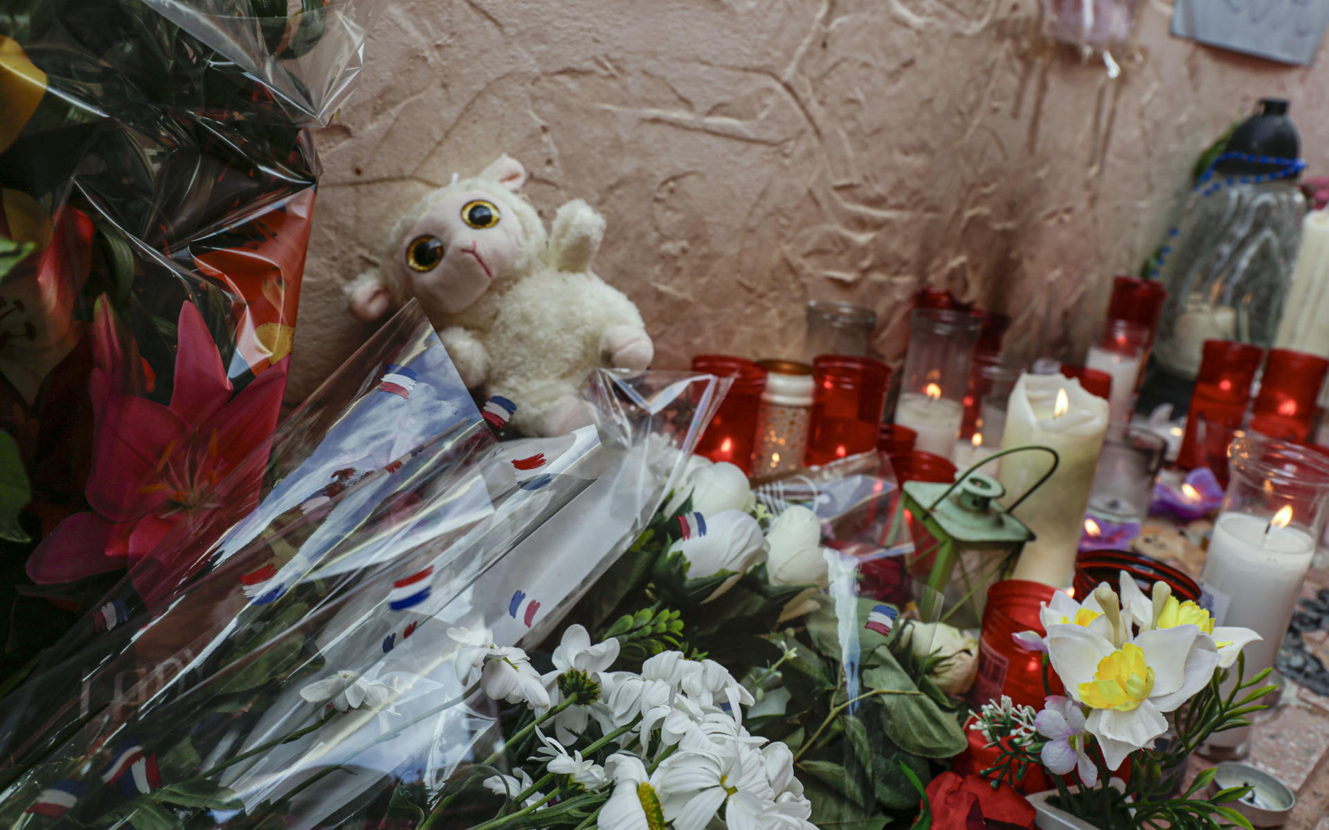 Velas y flores en recuerdo de una víctima de violencia machista en una imagen de archivo. EFE/ P. Miranzo