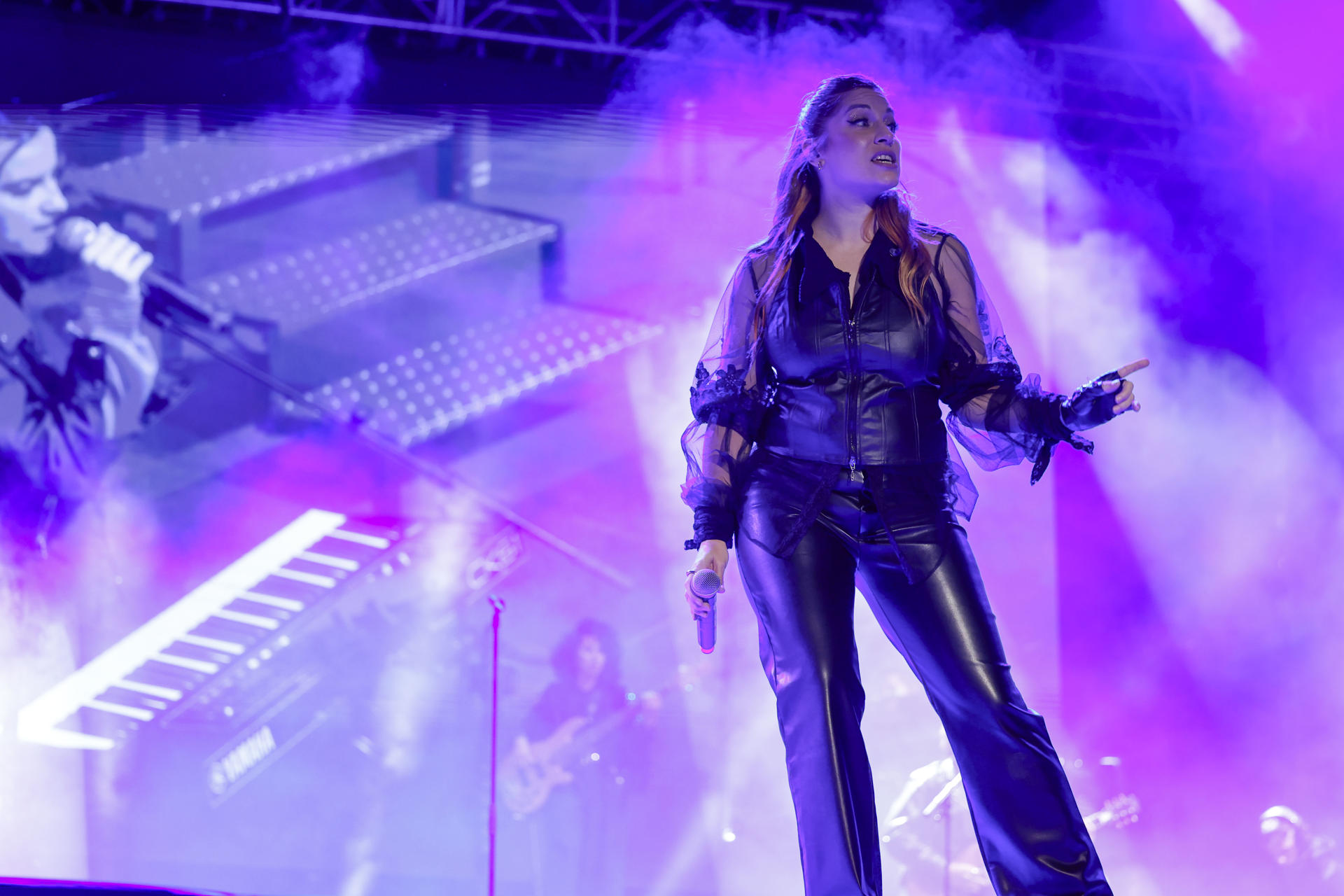 La cantante Leire Martínez durante el concierto ofrecido este domingo en la plaza de El Pilar, en Zaragoza. EFE/Javier Cebollada

