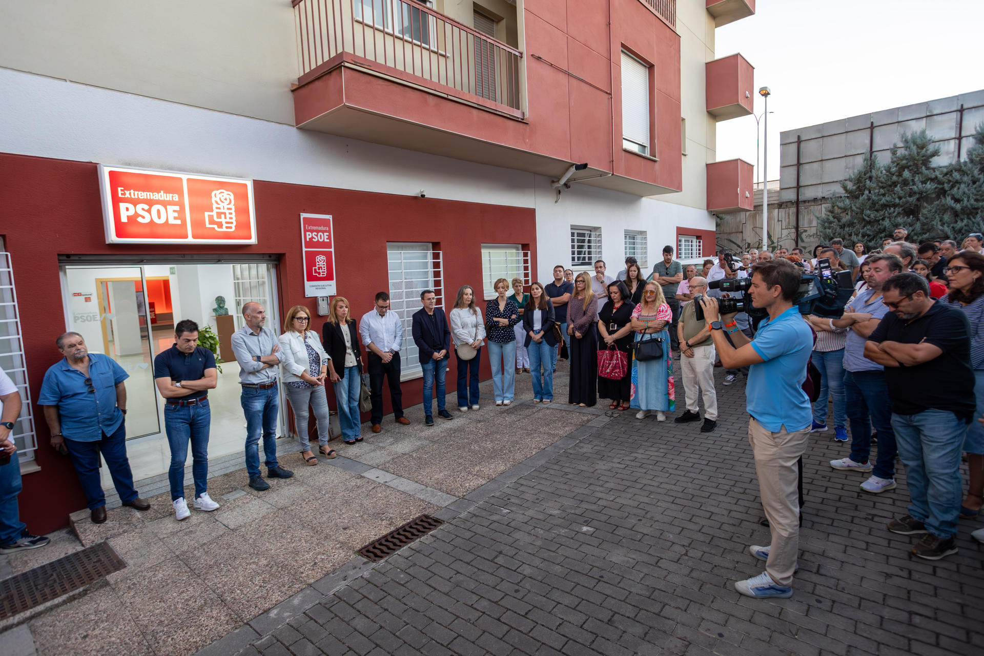 Decenas de militantes, simpatizantes y cargos orgánicos del PSOE extremeño han guardado cinco minutos de silencio en las distintas agrupaciones locales del partidos, así como en la sede regional, en recuerdo de Guillermo Fernández Vara. EFE/ Jero Morales
