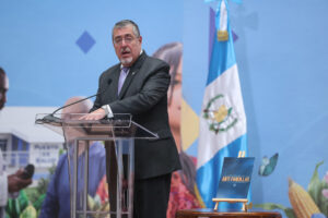 El presidente de Guatemala, Bernardo Arévalo de León, habla durante una rueda de prensa este lunes, en el Palacio Nacional de la Cultura de Ciudad de Guatemala (Guatemala). EFE/ Mariano Macz