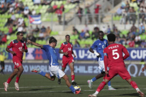 Mattia Mosconi (c) de Italia se apresta a patear el balón este miércoles en un partido de la Copa Mundial Sub-20 frente a Cuba en el estadio Elías Figueroa Brander, en Valparaiso (Chile). EFE/ Adriana Thomasa