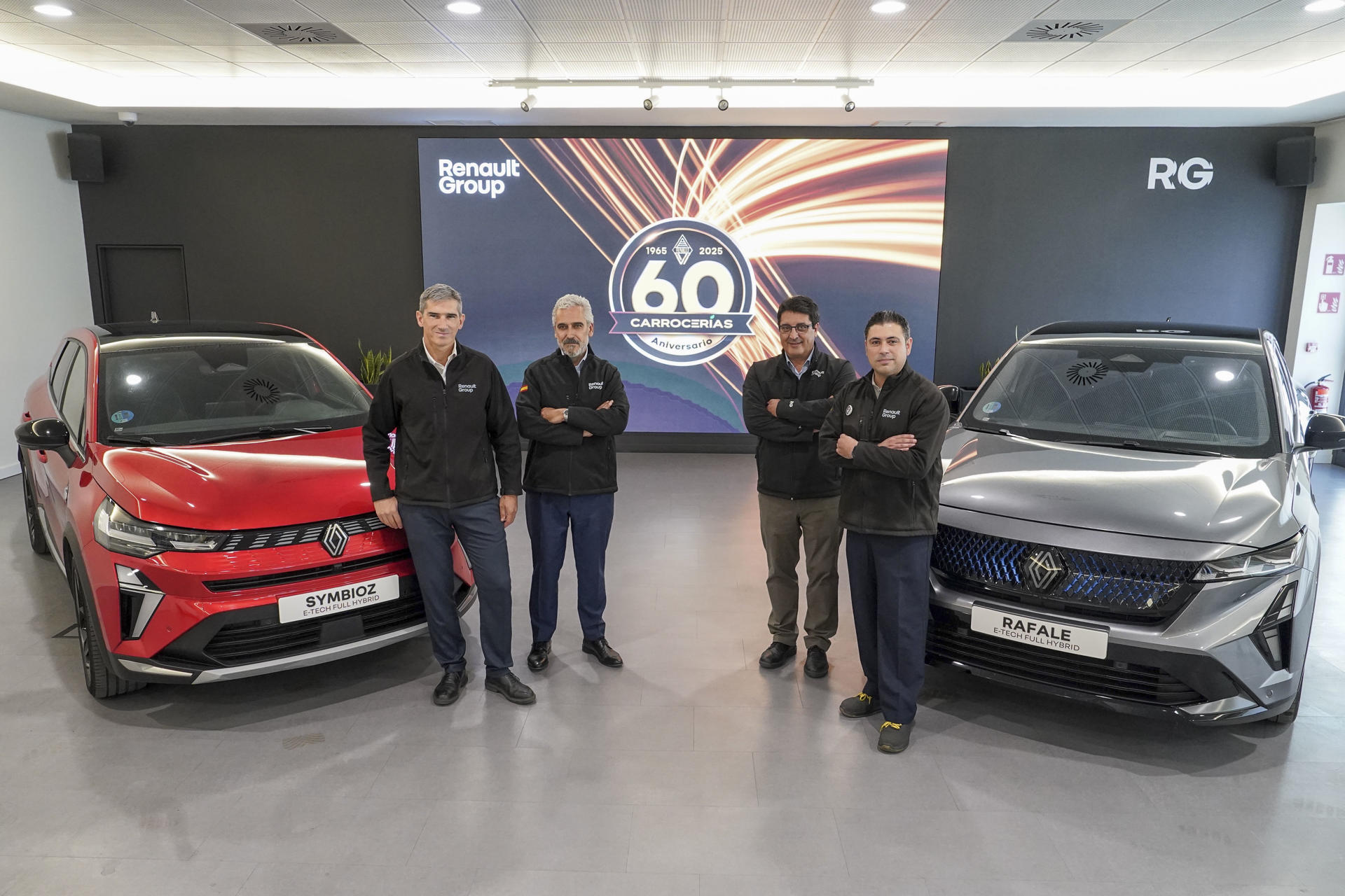 (i-d) El subdirector factoría carrocerías, Álvaro Jiménez; el director Polo Iberia Vehículo, José Martín Vega; José Antonio León Capitán, director de Comunicación de Renault España y Diego Paulini, director de la factoría de Valladolid, posan delante de algunos de los vehículos de la marca este martes, en la factoría de Carrocerías de Renault en Valladolid. De las costureras que hacían a mano los asientos de los coches a utilizar la Inteligencia Artificial para el control de calidad. Así se resume el viaje tecnológico y humano de los 60 años de la factoría de Carrocerías de Renault Group, en Valladolid, inaugurada en 1965. EFE/ Nacho Gallego
