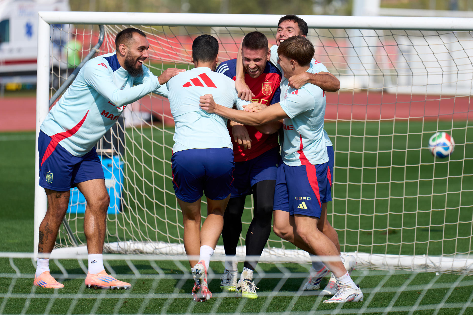 - El portero de la selección española de fútbol Unai Simón (c) bromea con varios compañeros, incluyendo Borja Iglesias (i) y Daniel Vivian (2d) mientras participa en un entrenamiento del equipo en la Ciudad del Fútbol de Las Rozas de cara al partido contra Georgia, el tercero de la selección española de clasificación para el Mundial 2026. EFE/ Ángel Martínez/RFEF SOLO USO EDITORIAL/SOLO DISPONIBLE PARA ILUSTRAR LA NOTICIA QUE ACOMPAÑA (CRÉDITO OBLIGATORIO)
