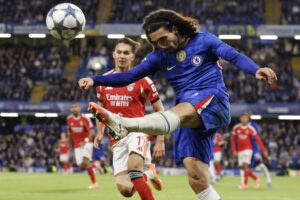 Marc Cucurella (C) del Chelsea en acción durante el partido de la fase de liga de la UEFA Champions League entre el Chelsea FC y el SL Benfica en Londres, Inglaterra. EFE/EPA/TOLGA AKMEN