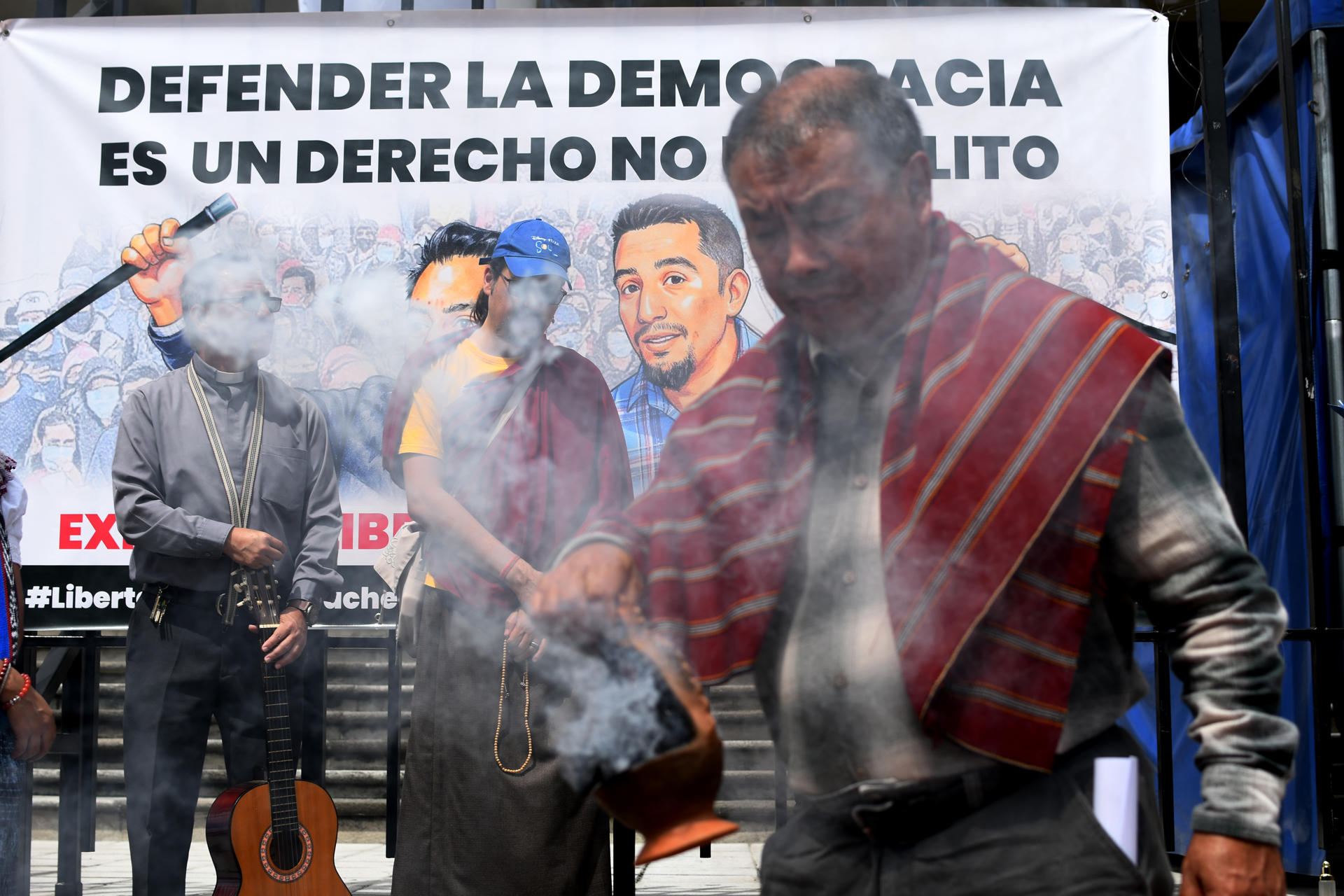 Personas participan en una manifestación este jueves, frente al Ministerio Público en Ciudad de Guatemala (Guatemala). EFE/ Alex Cruz
