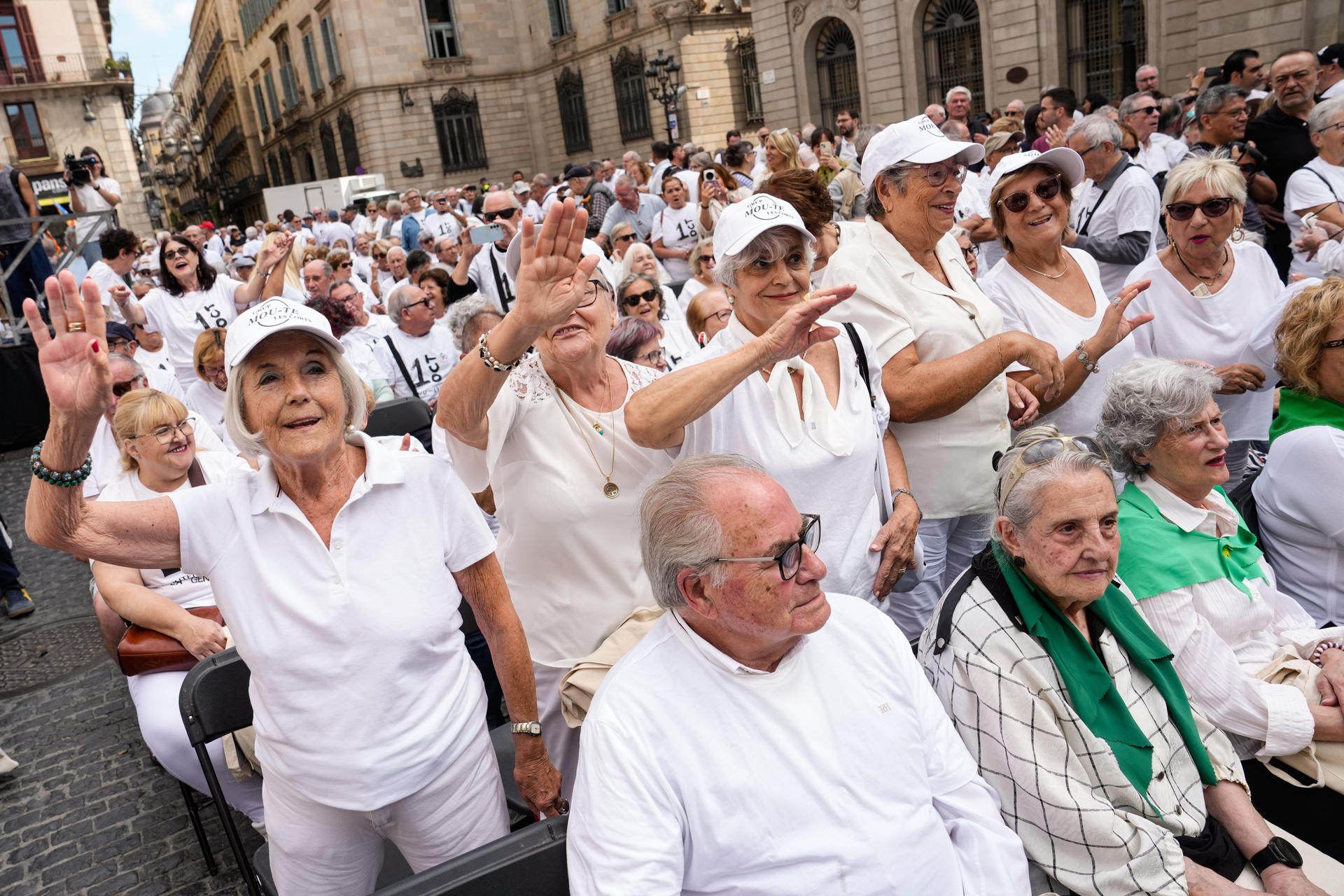 Aspecto de la movilización este miércoles en la Plaça de Sant Jaume de Barcelona con el lema "por una sociedad libre de edadismo" con motivo del Día Internacional de las Personas Mayores. EFE/Enric Fontcuberta
