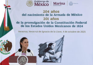 Fotografía cedida por la Presidencia de México que muestra a su mandataria, Claudia Sheinbaum, hablando en la ceremonia por el 204 aniversario del nacimiento de la Armada de México y los 201 años de la promulgación de la Constitución Federal de 1824, este sábado en Veracruz (México).  EFE/ Presidencia de México /SOLO USO EDITORIAL/ NO VENTAS/ SOLO DISPONIBLE PARA ILUSTRAR LA NOTICIA QUE ACOMPAÑA (CRÉDITO OBLIGATORIO)