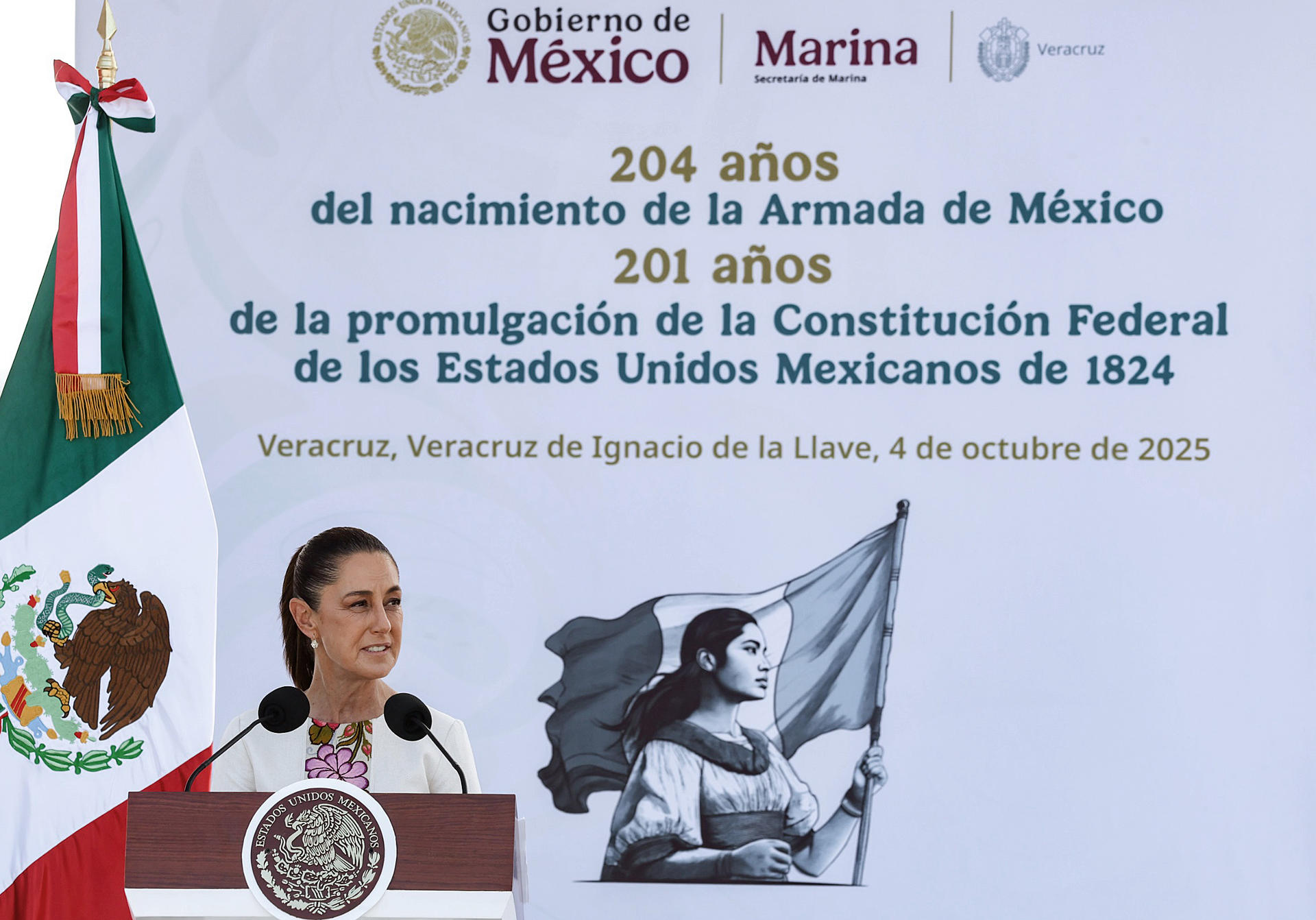 Fotografía cedida por la Presidencia de México que muestra a su mandataria, Claudia Sheinbaum, hablando en la ceremonia por el 204 aniversario del nacimiento de la Armada de México y los 201 años de la promulgación de la Constitución Federal de 1824, este sábado en Veracruz (México).  EFE/ Presidencia de México /SOLO USO EDITORIAL/ NO VENTAS/ SOLO DISPONIBLE PARA ILUSTRAR LA NOTICIA QUE ACOMPAÑA (CRÉDITO OBLIGATORIO)