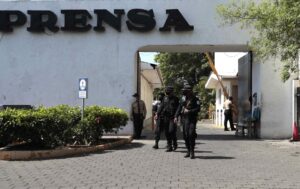 Fotografía de archivo que muestra a varios agentes antidisturbios en las instalaciones del diario La Prensa durante un operativo de allanamiento en Managua (Nicaragua). EFE/. Stringer