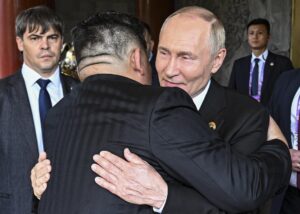 Fotografía del 3 de septiembre de 2025 que muestra un abrazo en Pekín entre el líder norcoreano, Kim Jong-un, y el presidente ruso, Vladímir Putin. EFE/EPA/SERGEY BOBYLEV/SPUTNIK/KREMLIN POOL