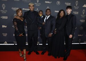 Fotografía de Mohammed Badra, en la que puede verse en una imagen del pasado 22 de septiembre al futbolista del F.C. Barcelona Lamine Yamal (2i) junto a su familia en la reciente ceremonia de entrega del Balón de Oro. EFE